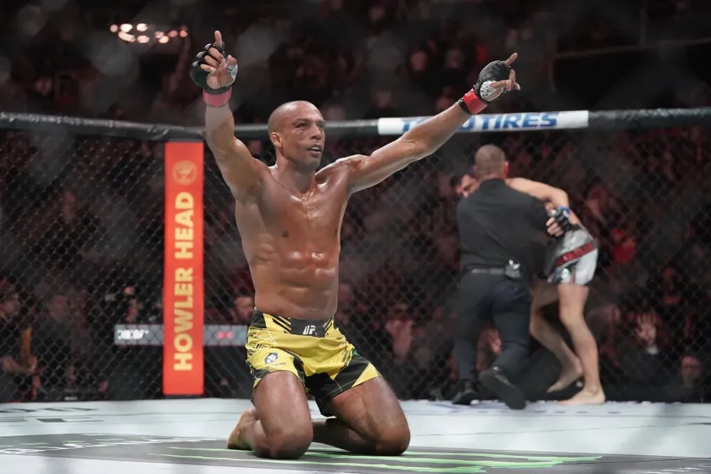 Edson Barboza celebrating his victory over Billy Quarantillo. Credits to: Denny Medley - USA TODAY Sports.