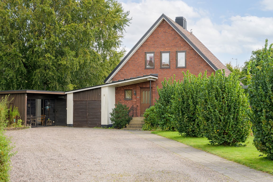 Välkommen till Ringgatan 8 – ett hus med trädgård och carport.