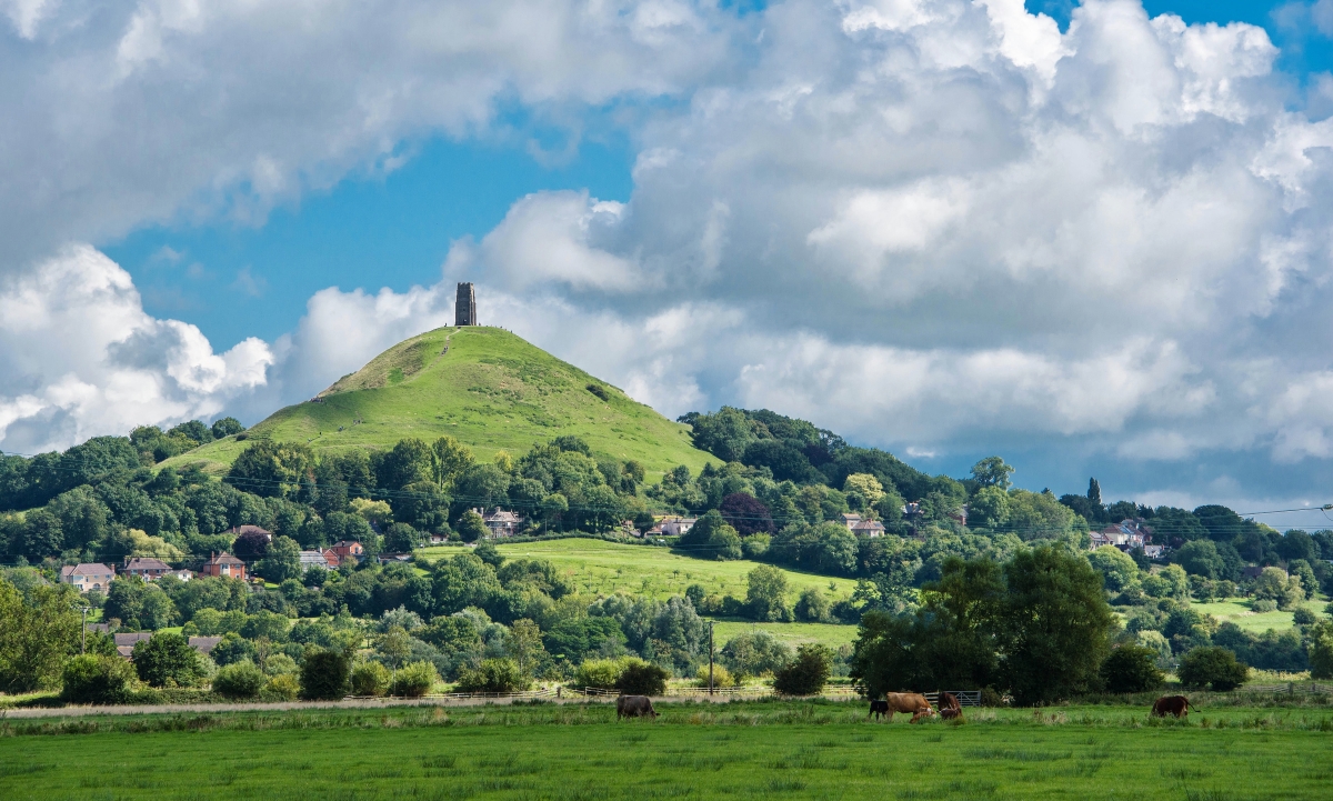 Glastonbury_Tor-View_of_an_iconic_landmark__geograph_5500644.jpg