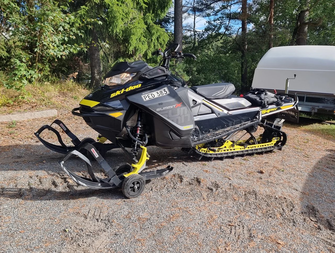 2017 Ski-Doo Summit X 850 E-Tec 154