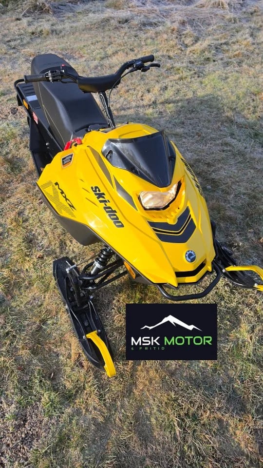 2023 Ski-Doo MXZ 200