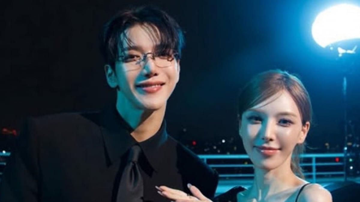 Jun.K is posing with Wendy. / Photo = Jun.K's SNS