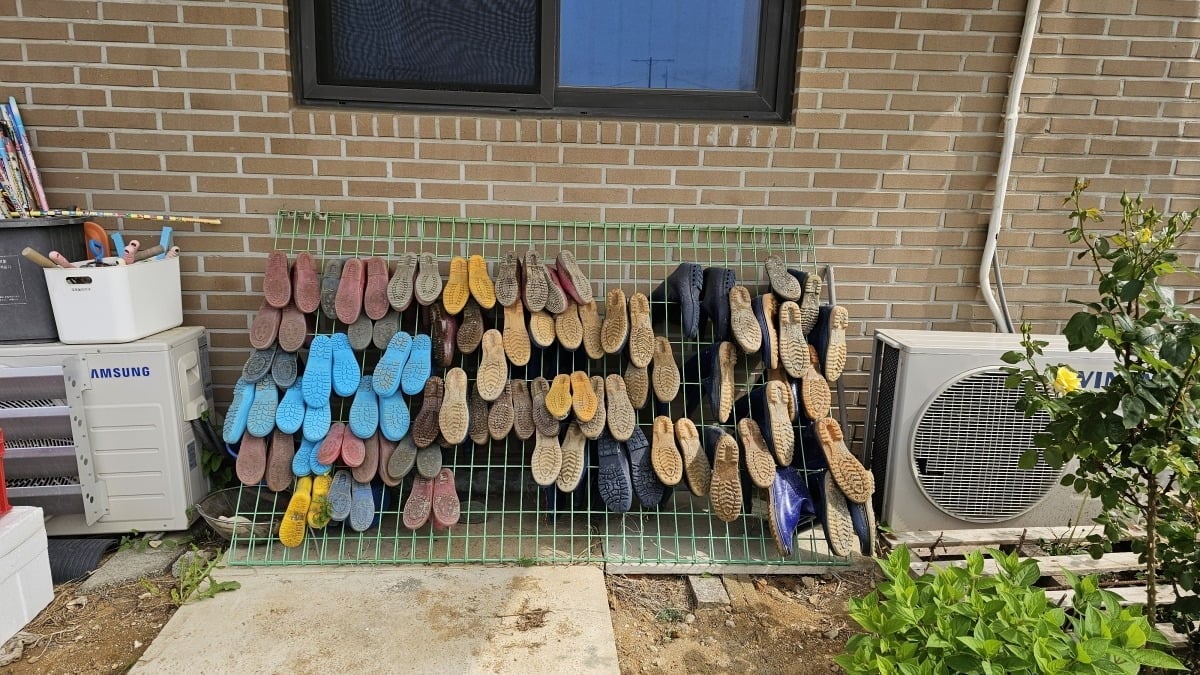 Rubber boots laid out in front of a pension (by K-POP IT)