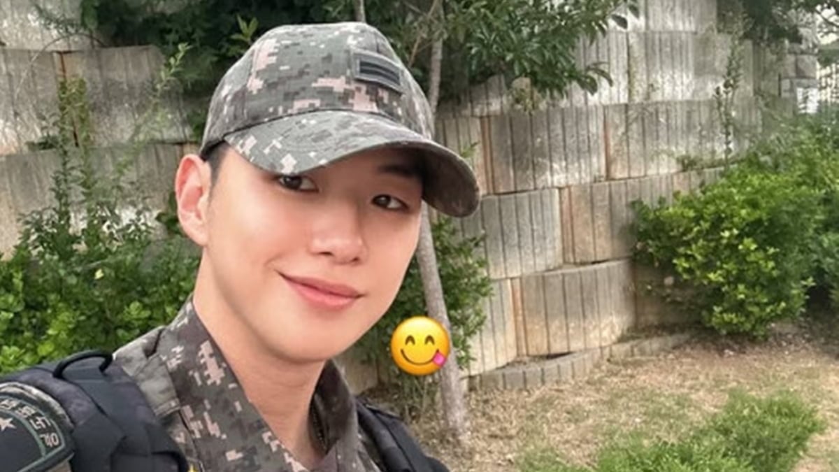 Singer Kang Daniel is smiling despite the sweltering heat. / Photo = Kang Daniel's SNS