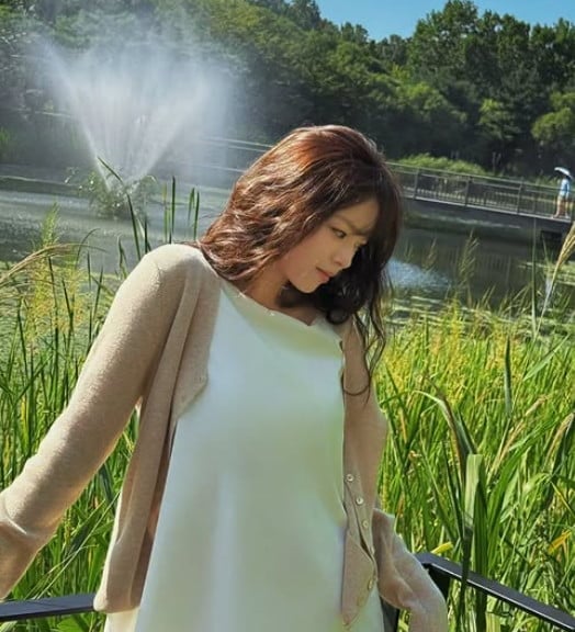 Jeongyeon of the group TWICE is enjoying the autumn atmosphere outdoors. / Photo = Jeongyeon's social media