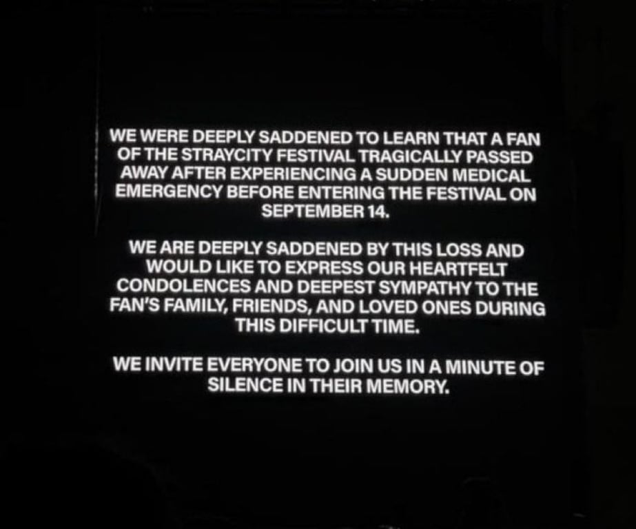 A screen displays a notice asking for a minute of silence in memory of a STAY who passed away the previous day before Stray Kids' concert / Captured from X