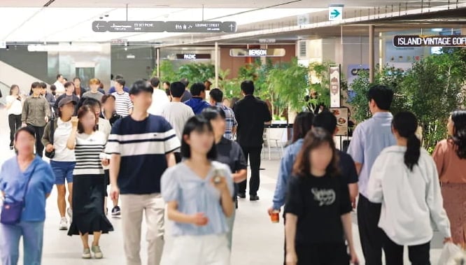 Citizens visiting Pompidou Centre Hanwha in Yeouido, Seoul