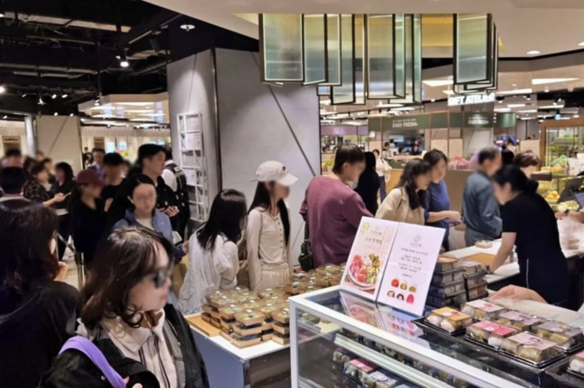 Customers browse the "National Tteok Tour Season 2" pop-up store on the first basement floor of Lotte Department Store's Jamsil branch in Songpa-gu, Seoul. Photo Courtesy of Lotte Department Store.