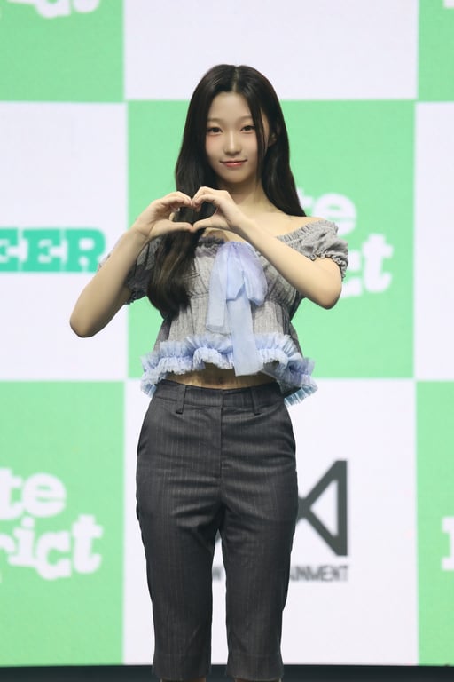 USPEER's Roa poses during a media showcase celebrating the release of its first EP "BITE DISTRICT" / MW Entertainment