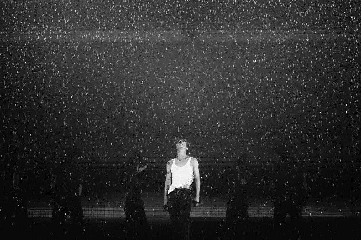 TEN performs during his 10th-anniversary concert / ILLIMNT