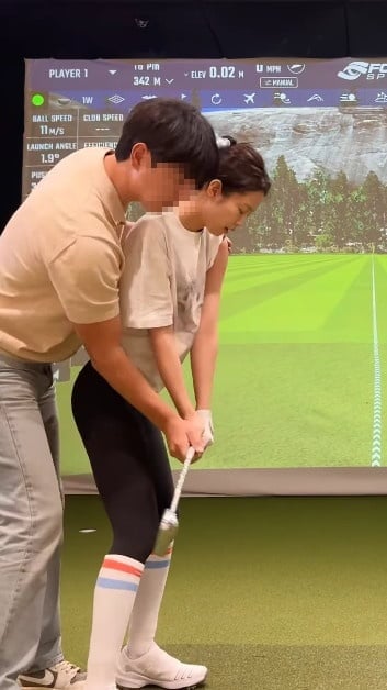 Jenny is concentrating on her golf practice. / Photo=Jenn's Golf Coach SNS