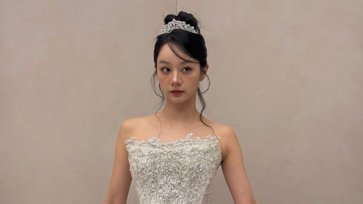 Hyeri Stuns in Wedding-Style Dress Ahead of Qingdao Fan Meeting