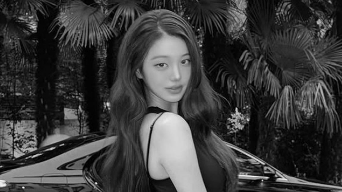 Jang Won-young of the group IVE is striking a pose. / Photo = Jang Won-young's SNS