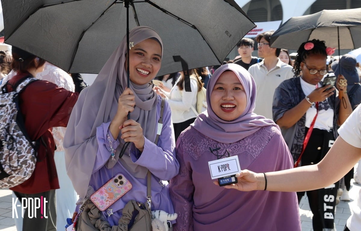 (From left) BTS fans Ida and Paraa from Malaysia / K-POPIT