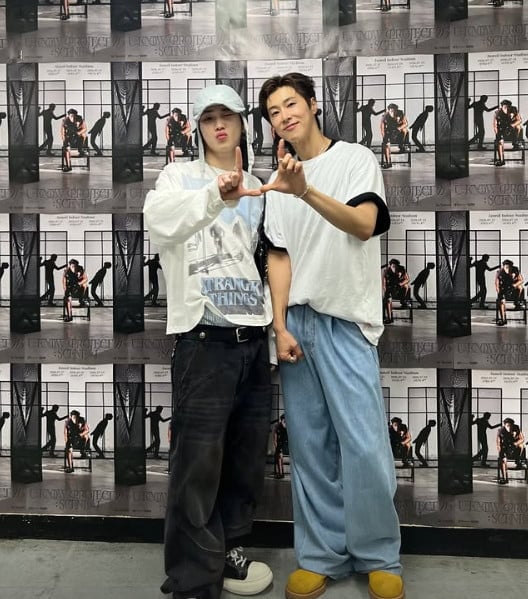 Key is posing closely with U-Know Yunho. / Photo = Key's SNS