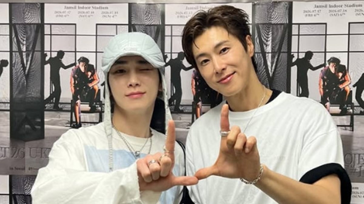 Key is posing closely with U-Know Yunho. / Photo = Key's SNS