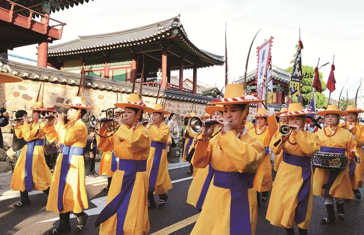 Dongnae-gu, Busan: Dongnae Eupseong History Festival,  Dongnae Magistrate's Parade
