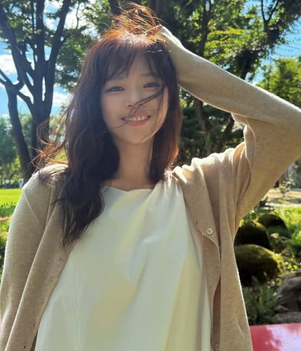Jeongyeon of the group TWICE is enjoying the autumn atmosphere outdoors. / Photo = Jeongyeon's social media