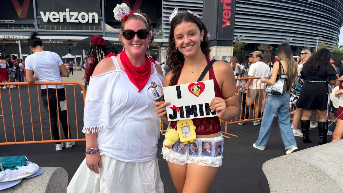 [with ARMY ⑫] "They Brought Us Closer": Mother and Daughter Share Their BTS Journey at MetLife
