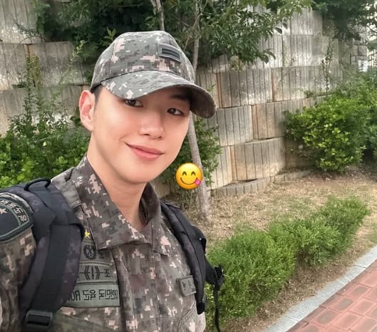 Singer Kang Daniel is smiling despite the sweltering heat. / Photo = Kang Daniel's SNS