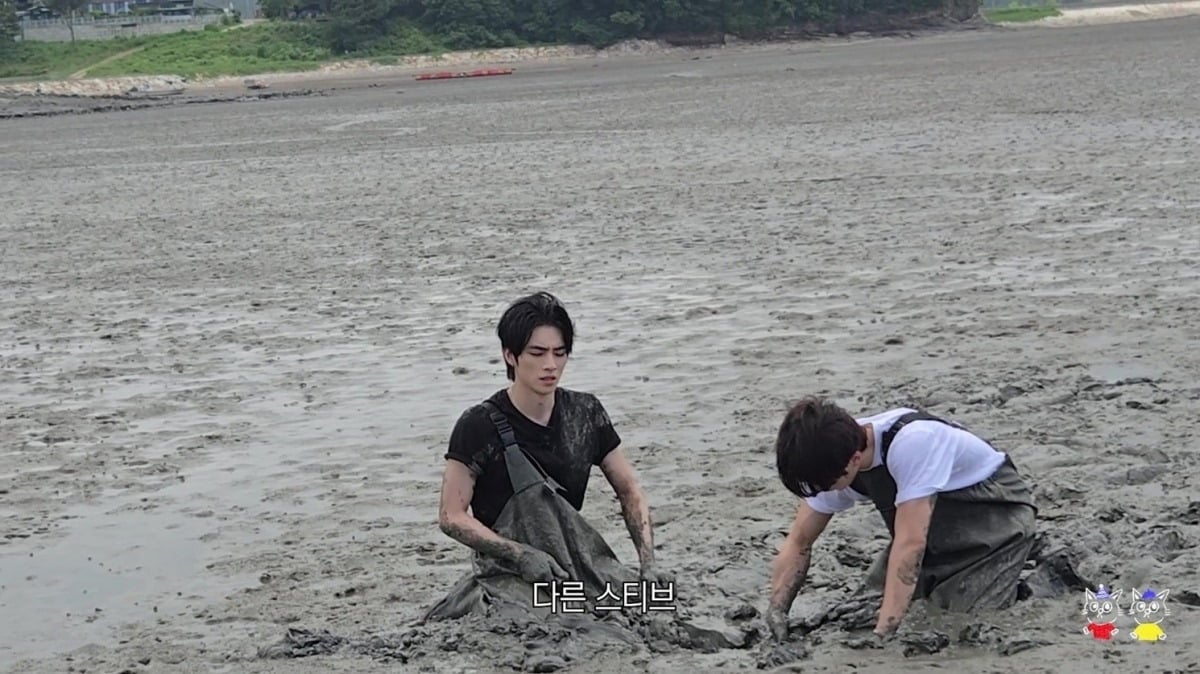 Xiaojun and Seok Matthew / WAKEONE