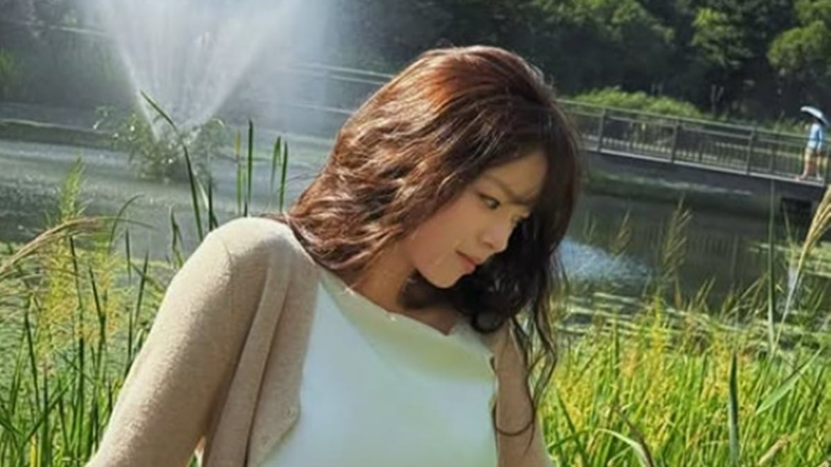 Jeongyeon of the group TWICE is enjoying the autumn atmosphere outdoors. / Photo = Jeongyeon's social media