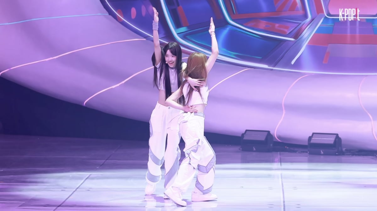 Group A2O LITE Siri (L) and I-Ching (R) performing the intro choreography for 'NEON'/captured from YouTube channel 'K-POPIT'