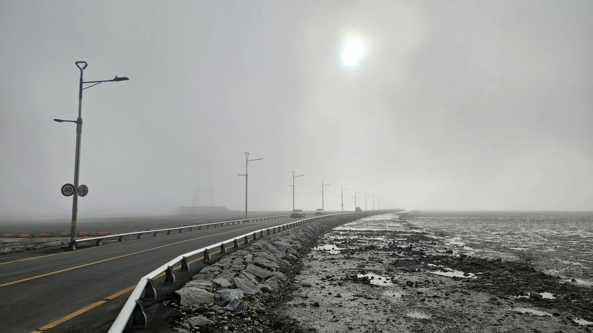 The tidal road leading to Jebu Island (by K-POP IT)