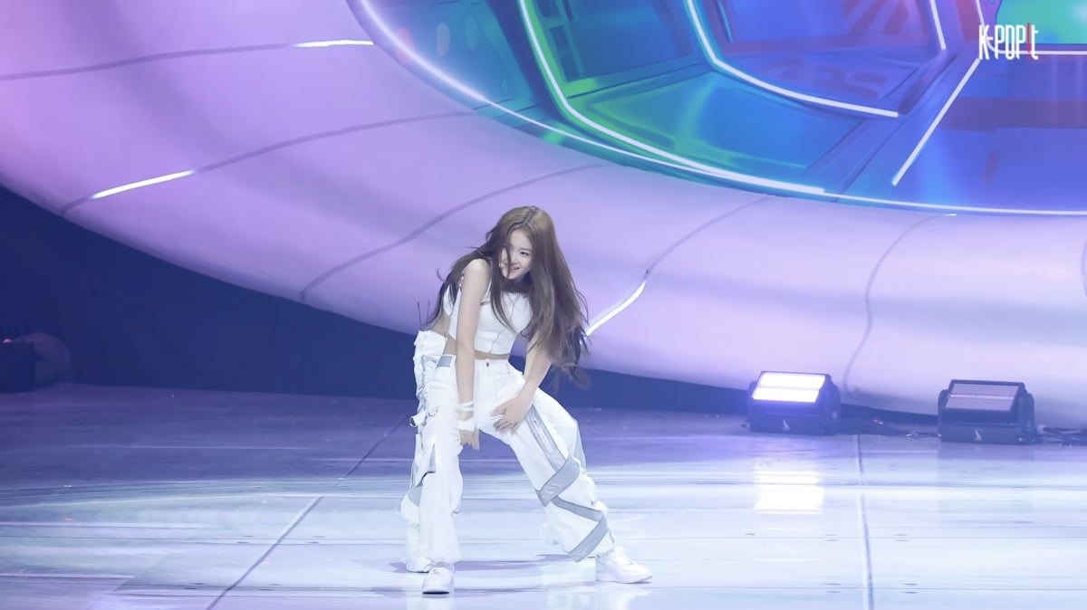 Group A2O LITE I-Ching performing the intro choreography for 'NEON'/captured from YouTube channel 'K-POPIT'