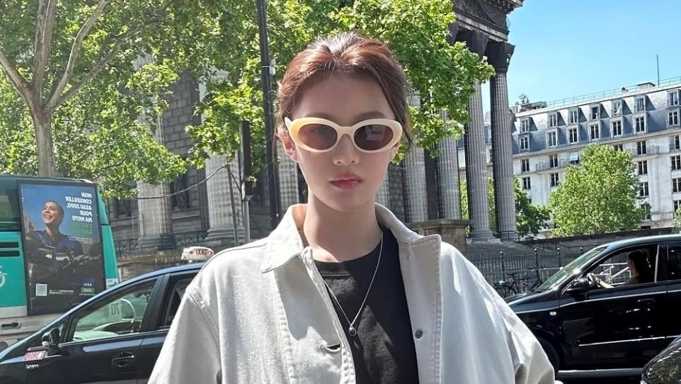 Go Youn-jung wearing a beige work jacket