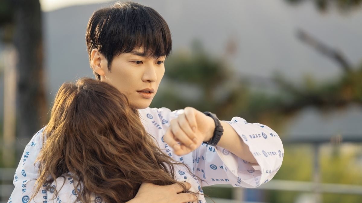 Kim Young-kwang, Chae Soo-bin Sign a 'Charging Contract' in New Netflix Rom-Com