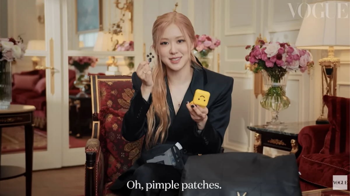 Blackpink's Rosé holding a yellow compact case of Starface Hydro-Stars
