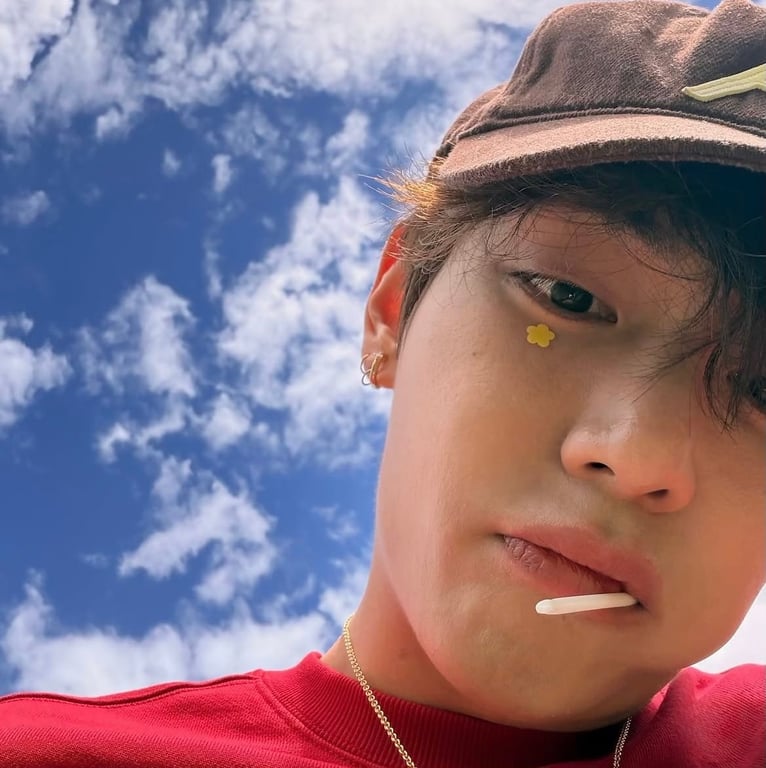V with a yellow flower-shaped pimple patch