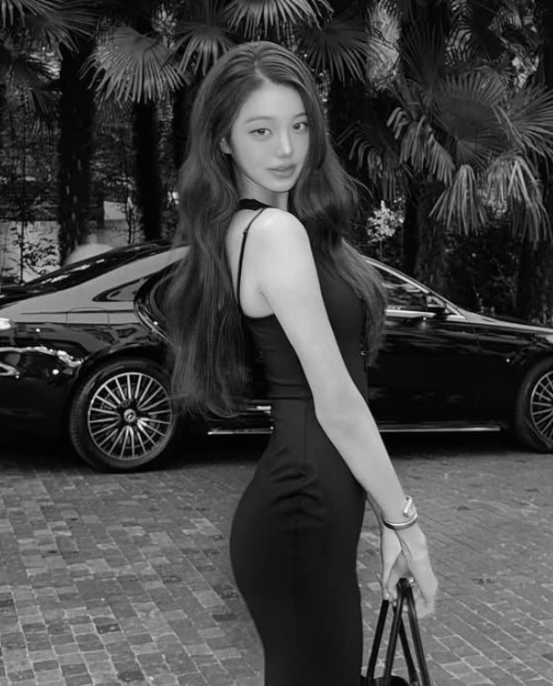 Jang Won-young of the group IVE is striking a pose. / Photo = Jang Won-young's SNS