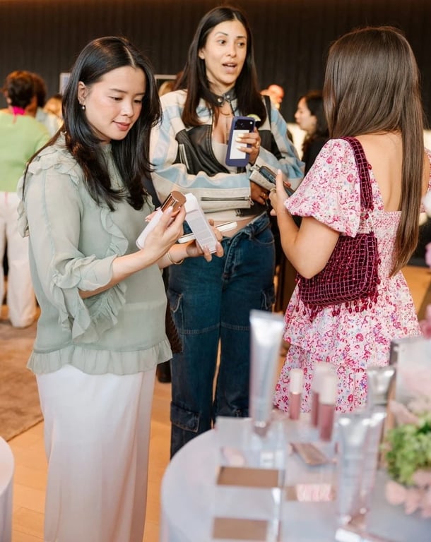 A local U.S. influencer trying out K-beauty products at the 'Glow Bar' inside the K-Beauty House. DL Skin.