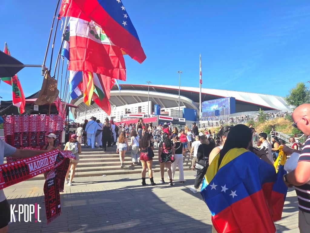 A vendor selling national flags/ KPOPIT DB