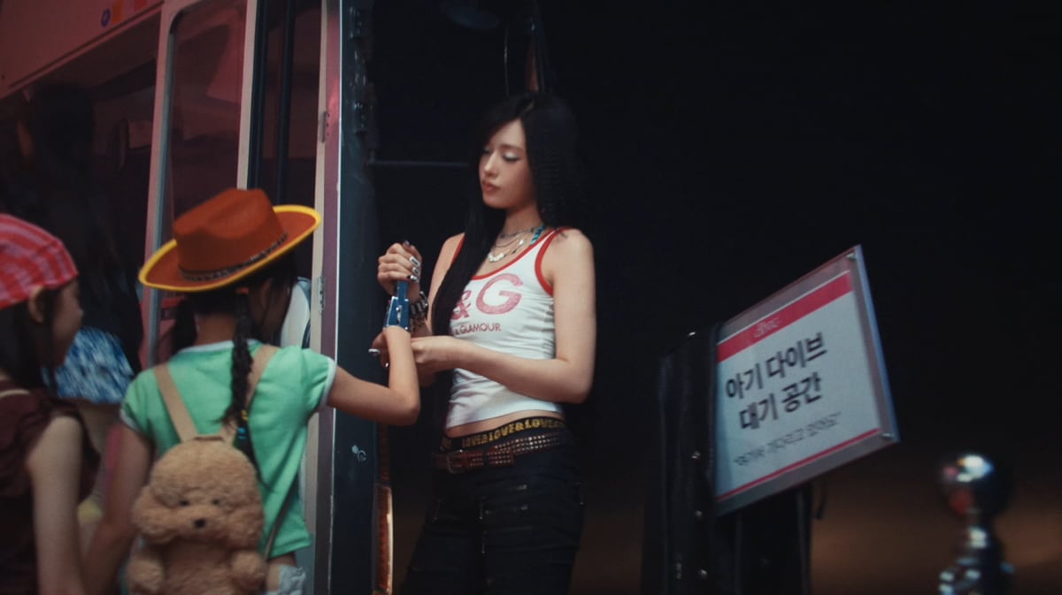 IVE B-Side Film For 'CRUMBS' / Starship Entertainment