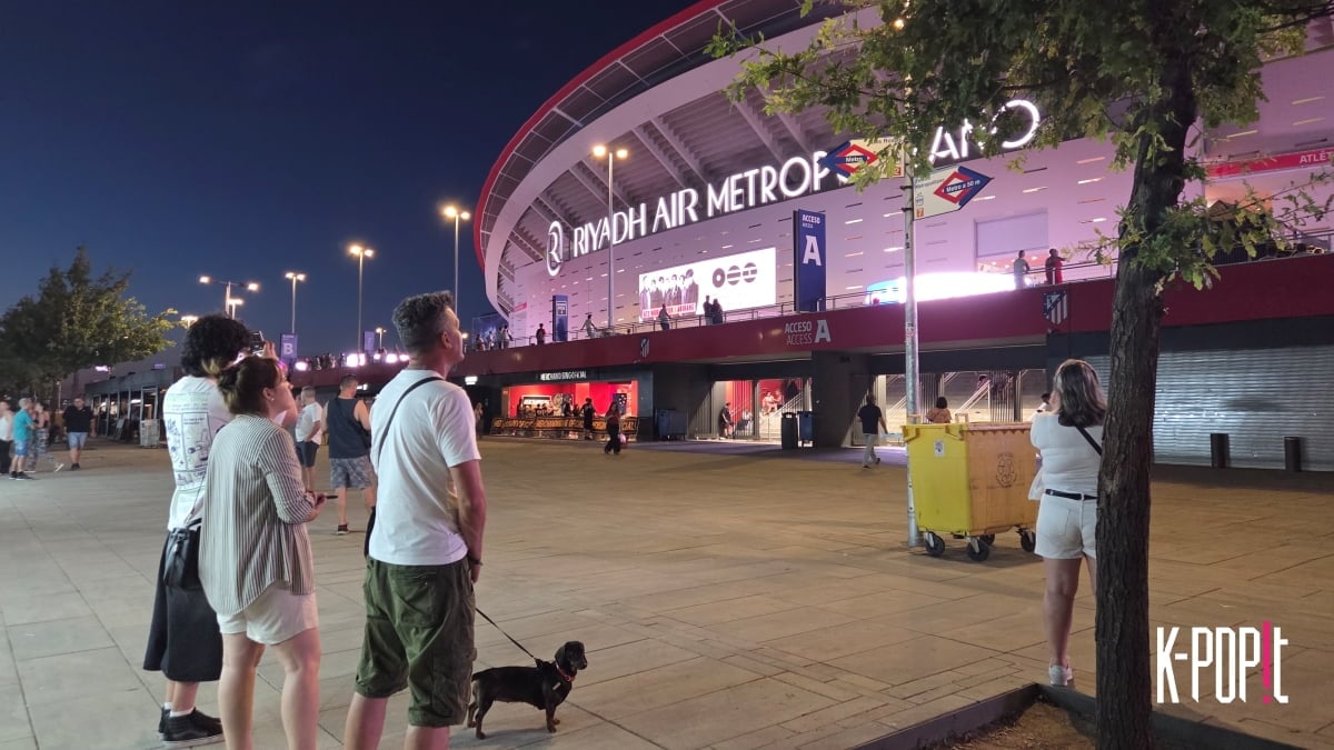 Residents listening to the concert outside the venue/ KPOPIT DB