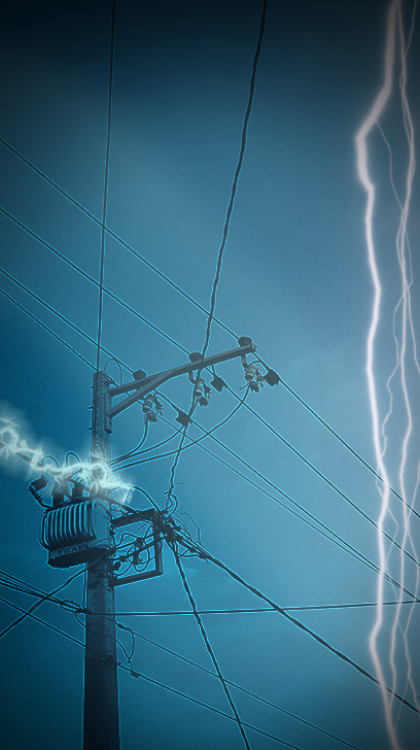 Foto de um transformador instalado no poste, uma representação de descarga elétrica foi adicionada a foto