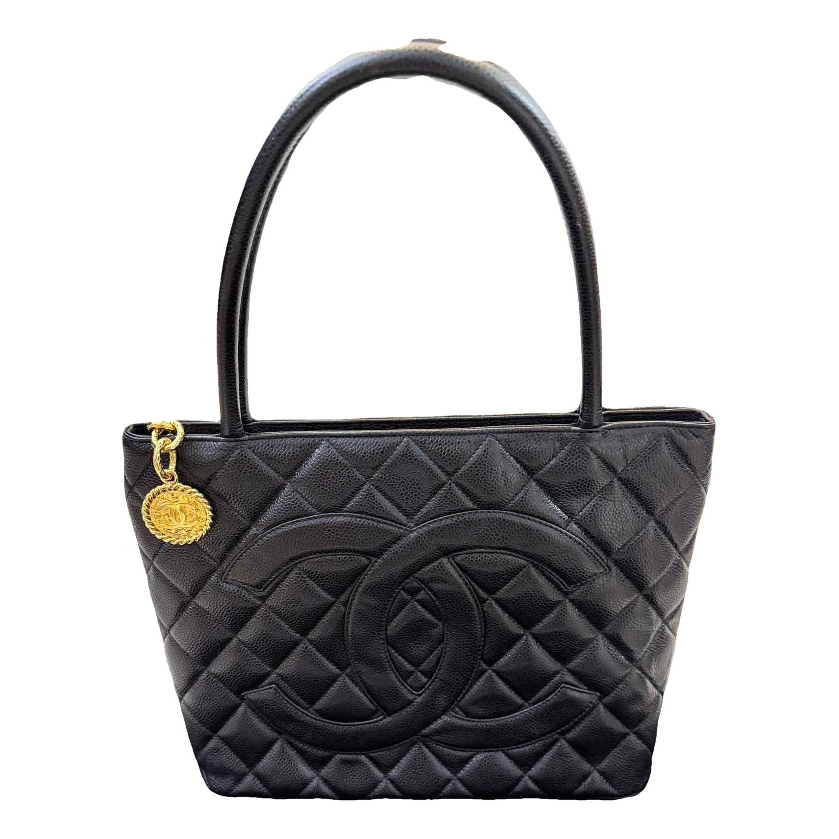 Médaillon leather handbag