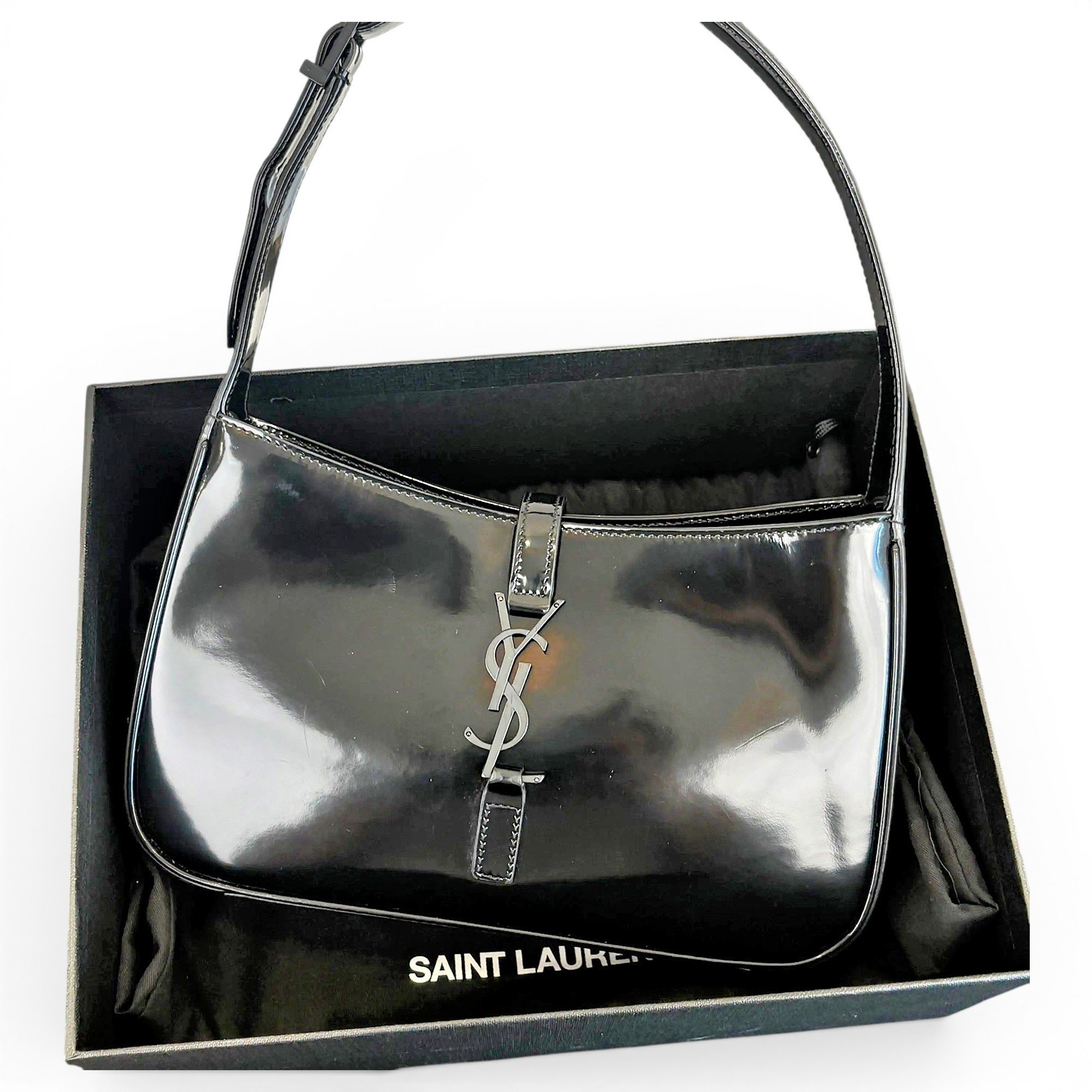 Le 5 à 7 patent leather handbag