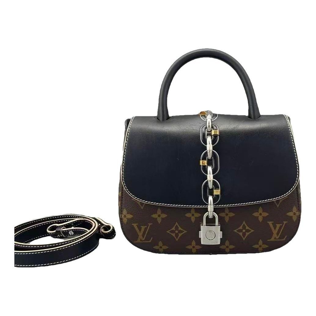Chain It leather crossbody bag