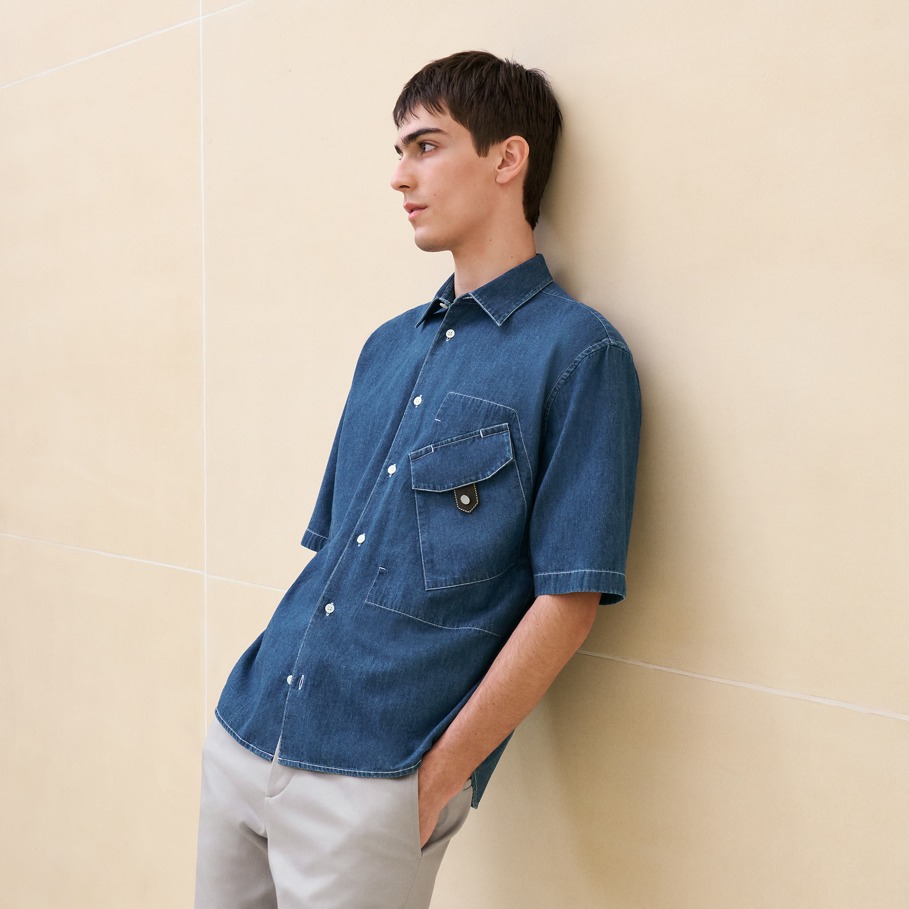 Sporty fit shirt with leather detail