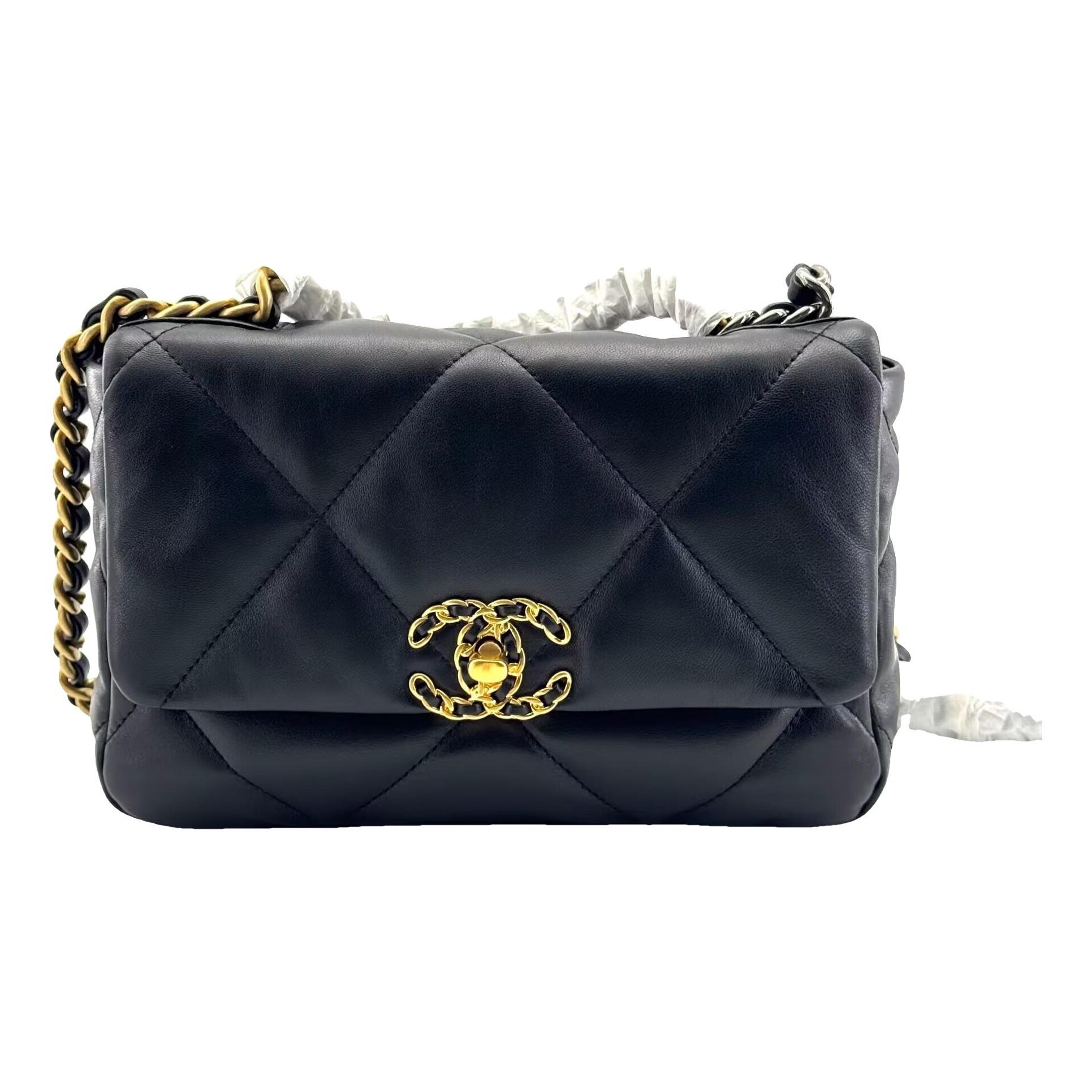 Chanel 19 leather handbag