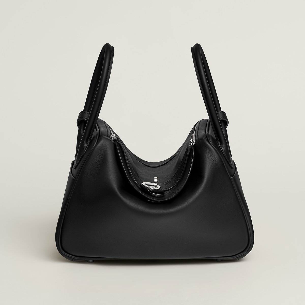 Hermès バッグ 《リンディ》 26 ヴェルソ 黒/ブルー・タイ | BagUSeek