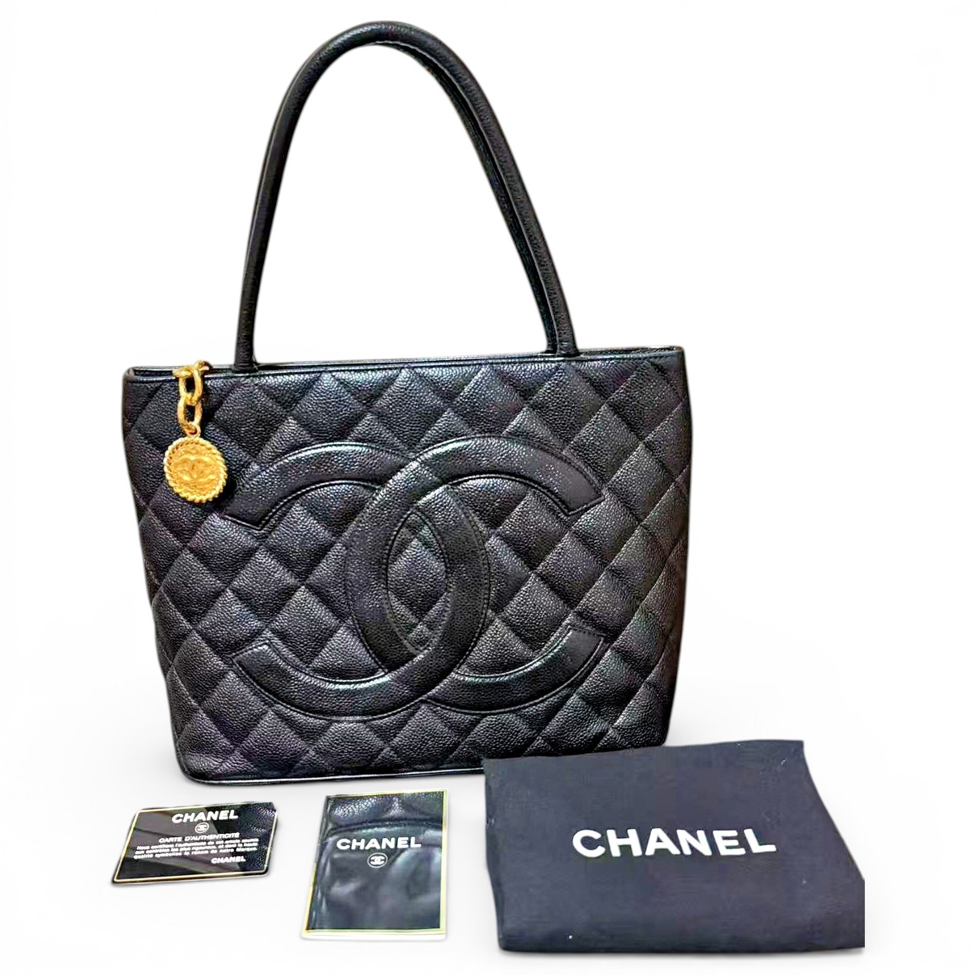 Médaillon leather handbag