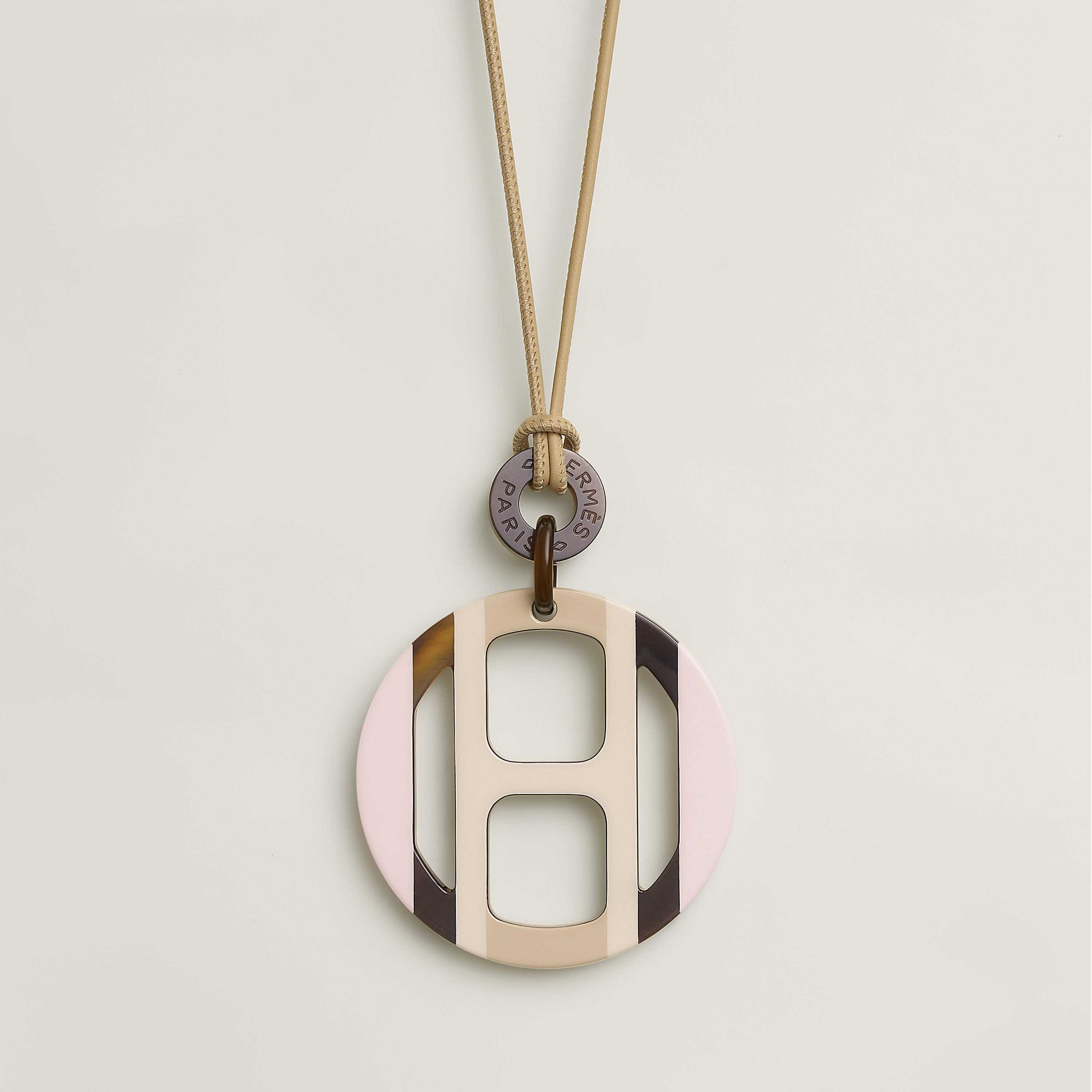 H Equipe pendant