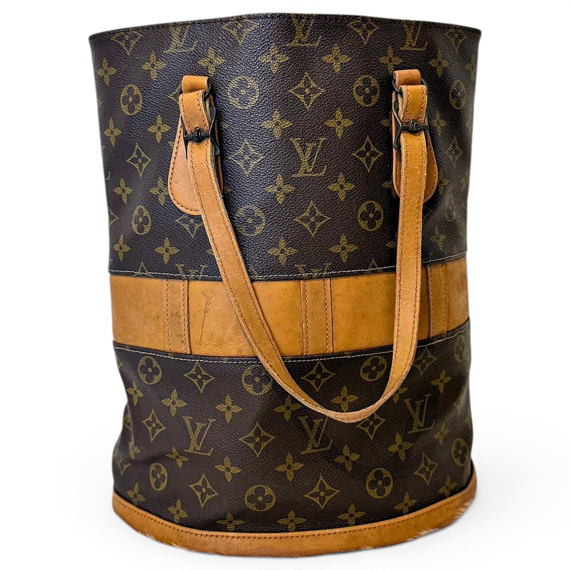 Bucket leather handbag
