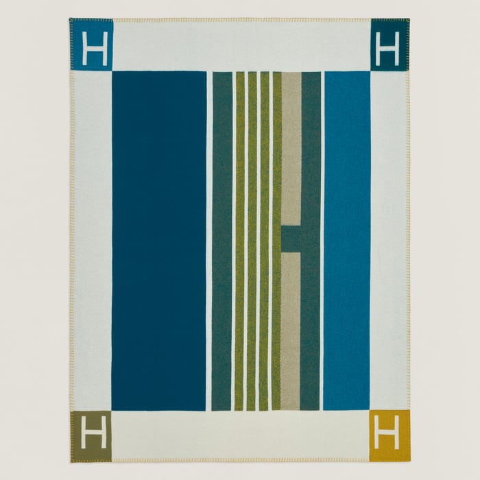 Outremer Avalon Vibration Throw Blanket