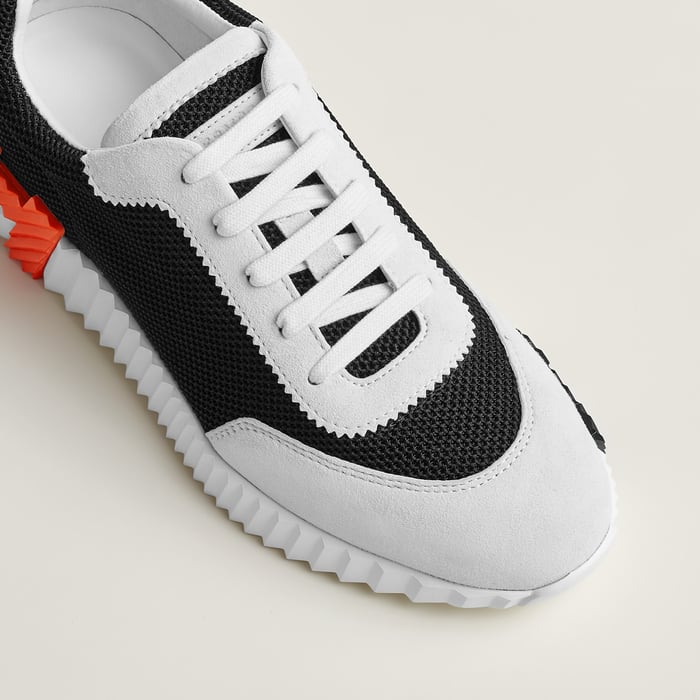 Bouncing Sneaker